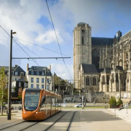 Moderne Pres Du Circuit 24h *