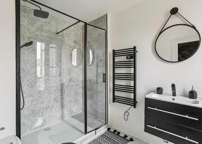 Moderne Pres Du Circuit 24h